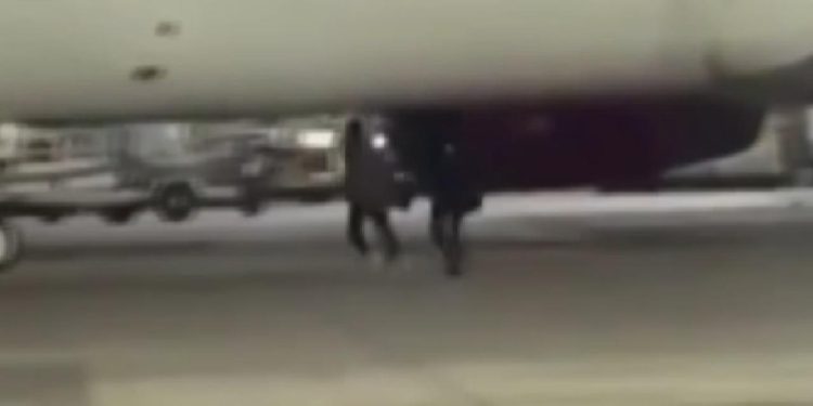 Almanya'da uçağı kaçıran yolcular piste koştu