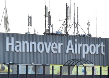 Almanya'da Hannover Havalimanı'nda görülen dron nedeniyle hava trafiği aksadı