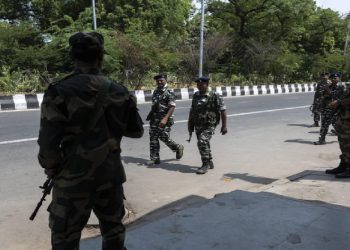 Kendilerini merkez bankası yetkilisi gibi tanıtıp 800 bin dolarlık soygun yaptılar
