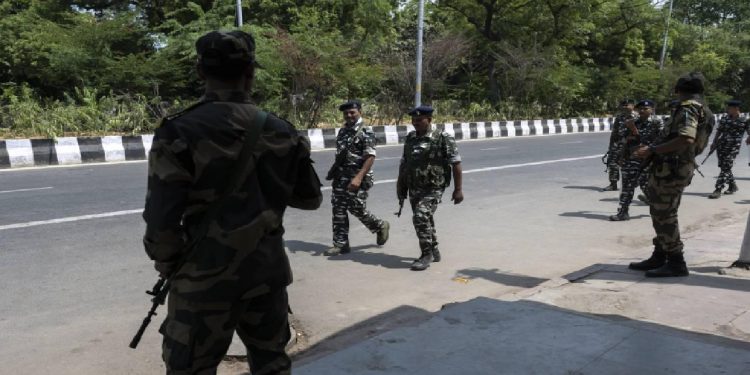 Kendilerini merkez bankası yetkilisi gibi tanıtıp 800 bin dolarlık soygun yaptılar