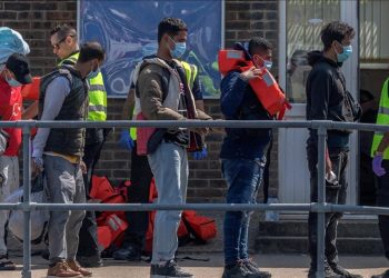 İngiltere'de göçmenlere şiddet: Ters kelepçeyle saatlerce beklettiler