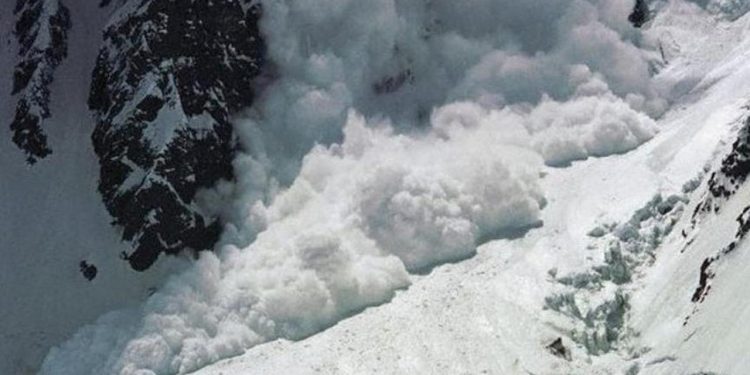 Nepal'deki Yalung Ri Dağı'nda çığ düşmesi sonucu 7 kişi öldü