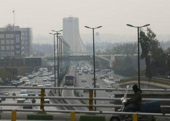 İran'da hava kirliliği ve grip salgını nedeniyle 18 eyalette eğitim uzaktan yapılıyor