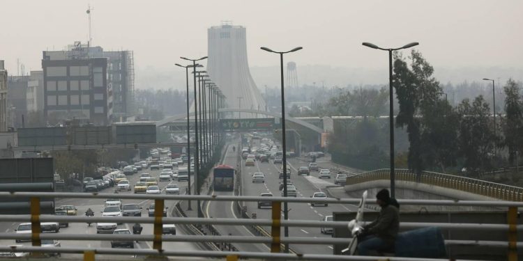 İran'da hava kirliliği ve grip salgını nedeniyle 18 eyalette eğitim uzaktan yapılıyor