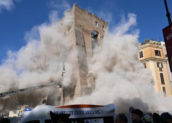 Roma'da Orta Çağ'dan kalma kulenin bir kısmı restorasyon sırasında çöktü