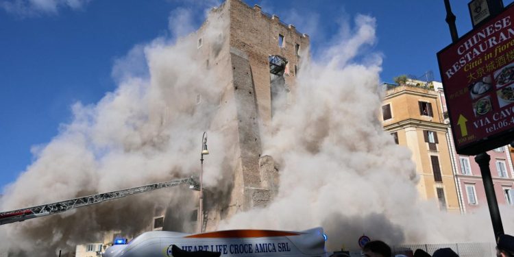 Roma'da Orta Çağ'dan kalma kulenin bir kısmı restorasyon sırasında çöktü