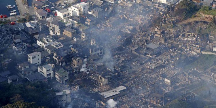 Japonya'da büyük yangın: 170'ten fazla bina hasar gördü