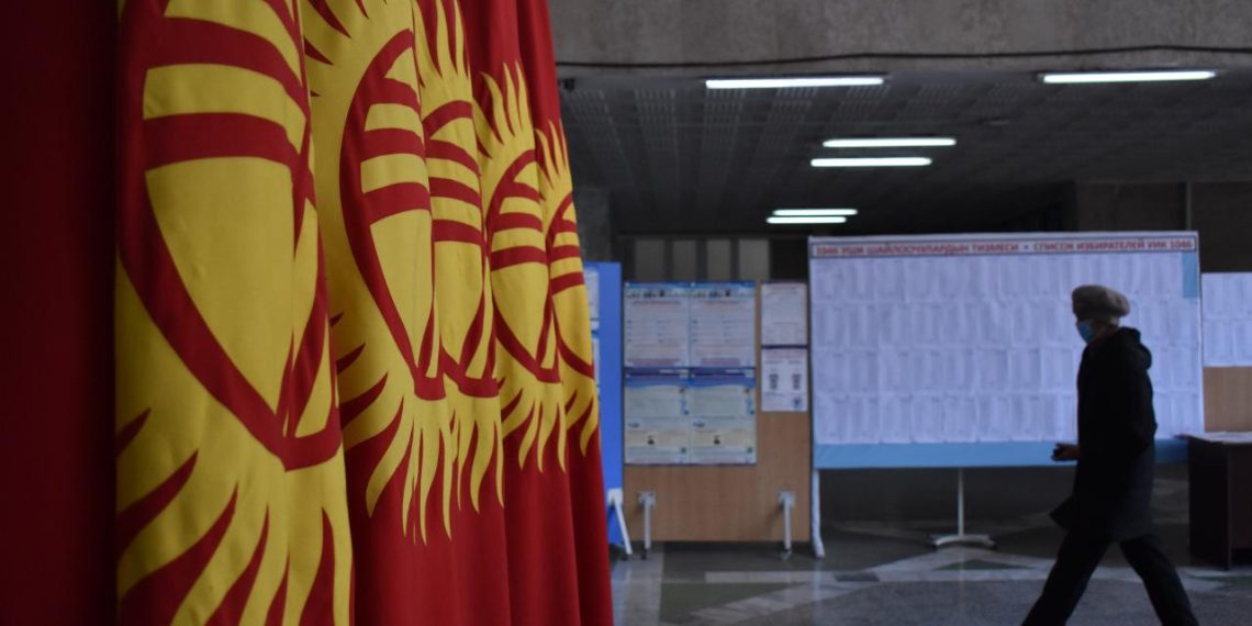 Kırgızistan'da halk erken milletvekili seçimleri için sandık başında