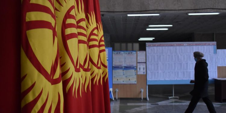Kırgızistan'da halk erken milletvekili seçimleri için sandık başında