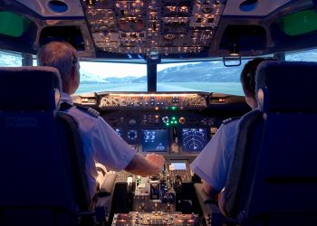 Yolcunun koltuğa sıkışan bilgisayarı, uçağa acil iniş yaptırdı