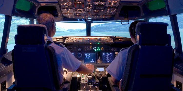 Yolcunun koltuğa sıkışan bilgisayarı, uçağa acil iniş yaptırdı