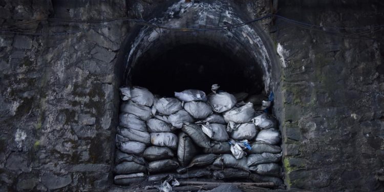 İspanya'da kömür madeninde meydana gelen göçükte 3 işçi toprak altında kaldı