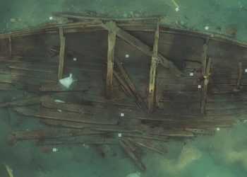 Güney Kore'nin batı kıyısında 600 yıllık kargo gemisi gün yüzüne çıkarıldı