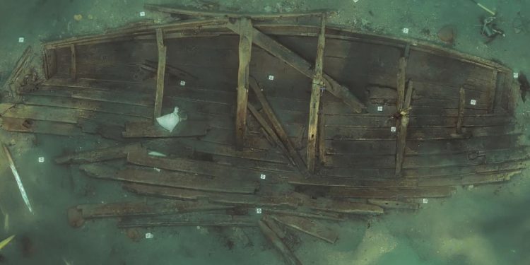 Güney Kore'nin batı kıyısında 600 yıllık kargo gemisi gün yüzüne çıkarıldı