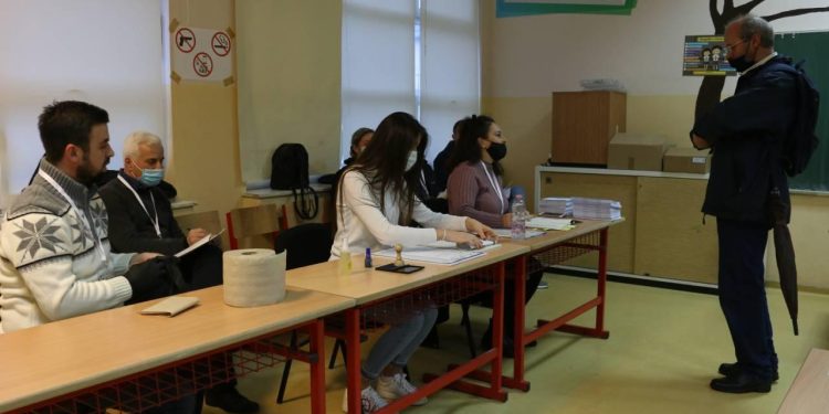 Yeni hükümetin güven oyu alamadığı Kosova'da erken genel seçime gidilmesi bekleniyor