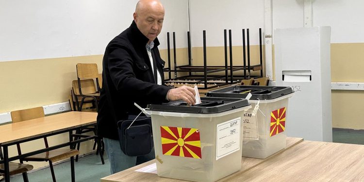 Kuzey Makedonya'da halk, yerel seçimin ikinci turu için sandık başında