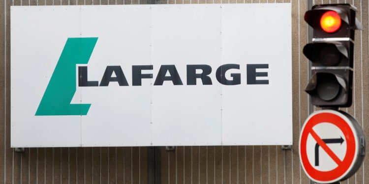 Fransız çimento devi Lafarge'ın terör örgütünü finanse etmekten yargılandığı dava başladı
