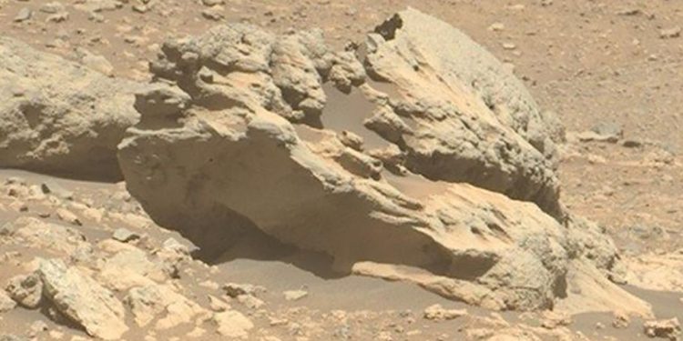 NASA, Mars'ta oraya ait olmayan bir kaya keşfetti