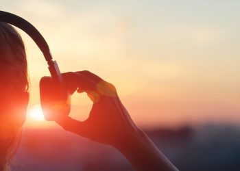 Müzik dinlemek demans riskini azaltabilir