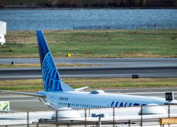 ABD'de bir yolcu uçağına bomba ihbarı yapıldı, uçuşlar bir süre durduruldu