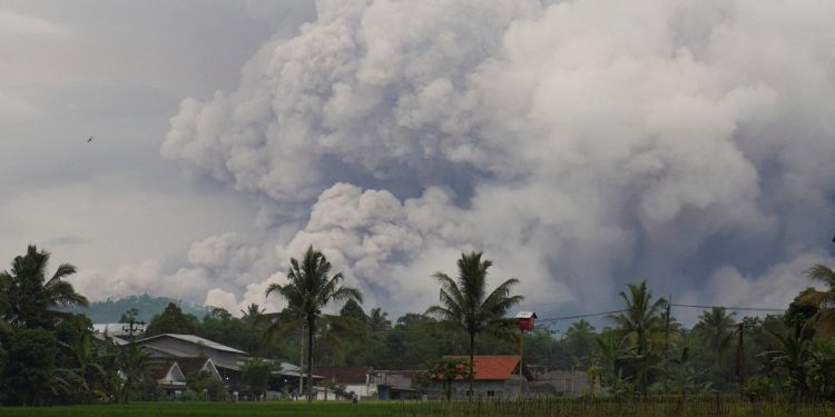 Endonezya'da yanardağ patlamasının ardından mahsur kalan 178 dağcı kurtarıldı
