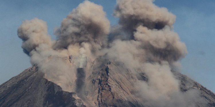 Endonezya'da Semeru Yanardağı'ndaki patlama nedeniyle alarm seviyesi en yüksek düzeye çıkarıldı