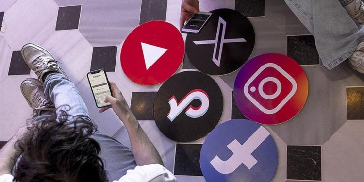 Malezya, 16 yaş altı çocukların sosyal medya hesabı açmasını yasaklıyor