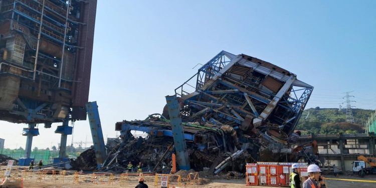 Güney Kore'de bir elektrik santralinde bina çöktü