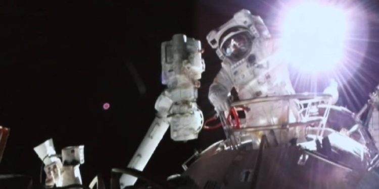 Çin, Şıncou22 personel mekiğini uzay istasyonuna yolladı