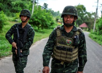 Tayland, barış anlaşmasını askıya almasının ardından Kamboçya tarafına ateş açtı