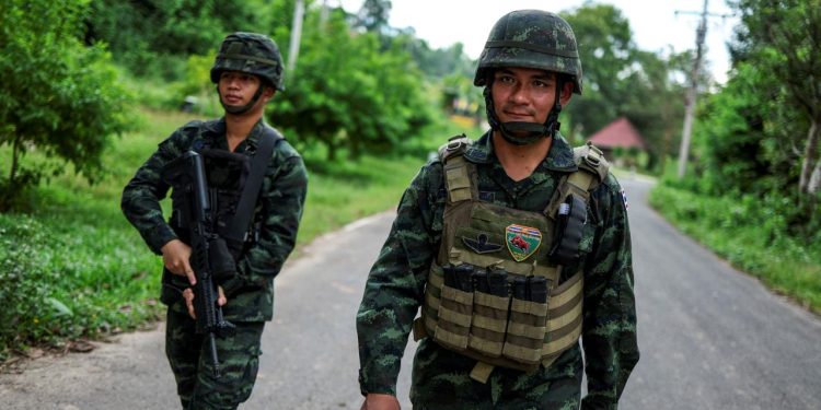 Tayland, barış anlaşmasını askıya almasının ardından Kamboçya tarafına ateş açtı