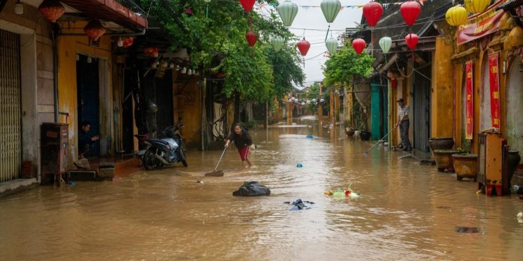 Vietnam'da şiddetli yağışların neden olduğu sellerde 55 kişi hayatını kaybetti