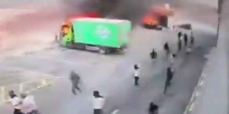 İşgalci İsrailliler, Batı Şeria'da 2 Filistinliyi yaraladı, evleri ve araçları ateşe verdi
