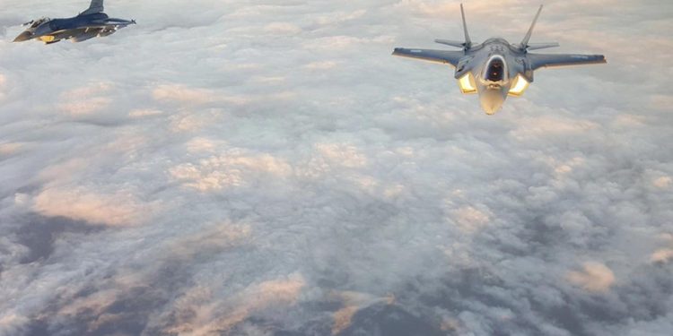 ABD'ye ait F16 savaş uçağı düştü