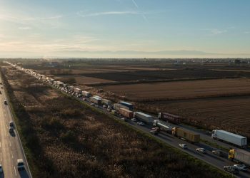 Yunanistan'da çiftçiler AtinaSelanik yolunu trafiğe kapattı