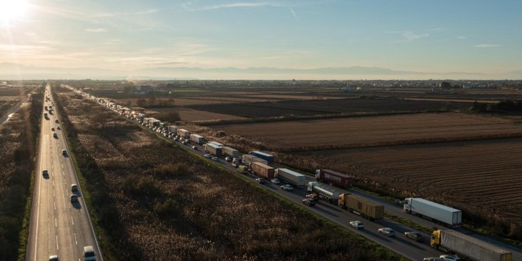 Yunanistan'da çiftçiler AtinaSelanik yolunu trafiğe kapattı