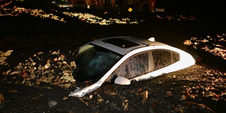 California'da etkili olan fırtına nedeniyle bazı bölgelerde olağanüstü hal ilan edildi