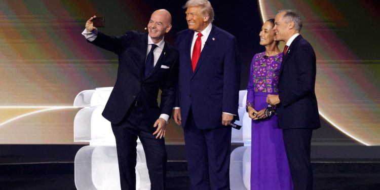 2026 Dünya Kupası'na ev sahipliği yapacak ABD, Kanada ve Meksika'nın liderleri sembolik kura çekiminde buluştu