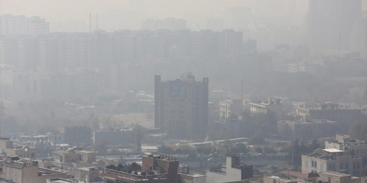 İran'ın başkenti Tahran'da hava kirliliği nedeniyle futbol müsabakaları ertelendi