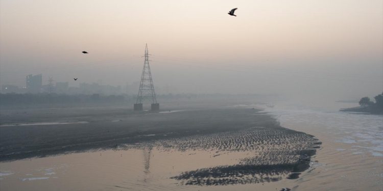 Hindistan'da hava kirliliğinin yol açtığı sis, uçuşlarda aksaklıklara neden oldu