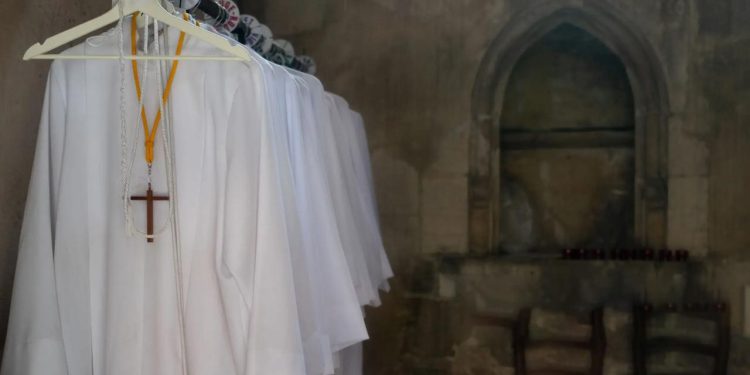 50 yıl boyunca binlerce çocuğa dini eğitim veren rahip cinsel istismardan tutuklandı