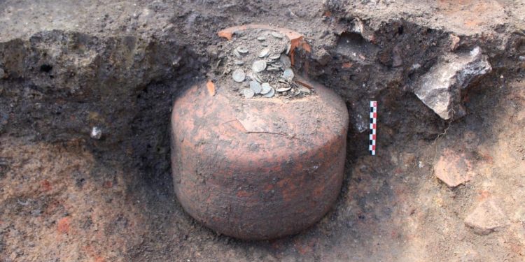 Fransa'da bir köyde on binlerce sikke dolu üç dev küp bulundu