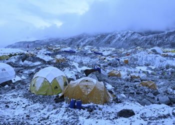 Nepal, Everest'te çöp birikmesini önlemek amacıyla kullanılan uygulamayı kaldırma kararı aldı