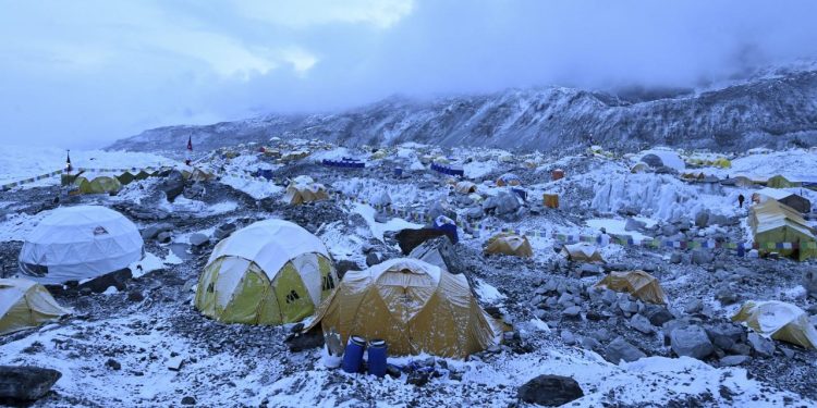 Nepal, Everest'te çöp birikmesini önlemek amacıyla kullanılan uygulamayı kaldırma kararı aldı