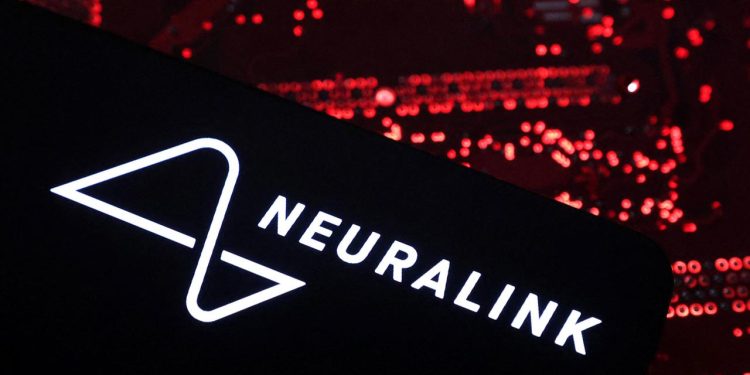 Neuralink kullanıcısı, beyin implantını gündelik cihazlarla eşleştirerek ihtiyaçlarına göre geliştirdi