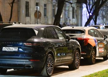 Rusyada yüzlerce Porsche sahibi araçlarını çalıştırmakta sorun yaşadı