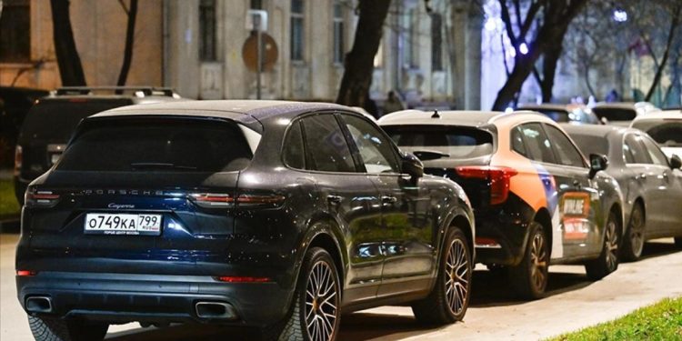 Rusyada yüzlerce Porsche sahibi araçlarını çalıştırmakta sorun yaşadı