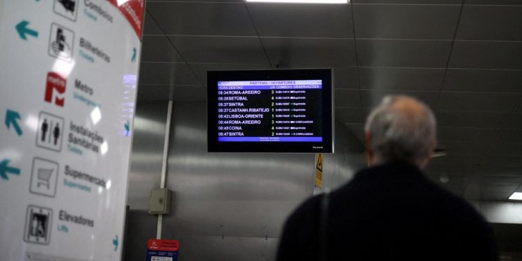 Portekiz'de 12 yıl aradan sonra yapılan ilk genel grev, ulaşım sektörünü felç etti