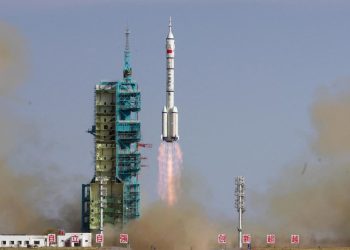 Çin'in hasar gören personel taşıyıcı mekiği Dünya'ya insansız dönecek