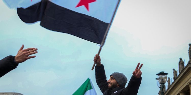 Suriye'de 61 yıllık Baas rejimin deviren halk, geleceğe umutla bakıyor